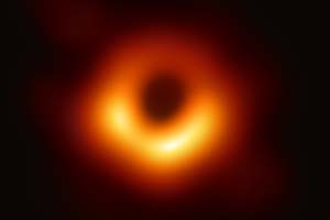 Händelsehorisonten och ansamlingsskiva vid det galaktiska svarta hålet Pöhewi i M87 (Courtesy EHT)